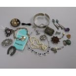 Assorted jewellery including silver cufflinks, cultured pearl necklace, French brooch etc.