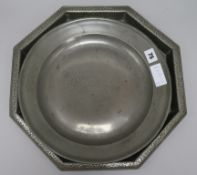 An 18th century pewter dish and a pewter tray