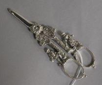 A pair of modern silver grape shears with figural handles, D J Silver Repairs, London 1968, 15,4cm.