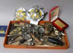 A quantity of mixed collectibles