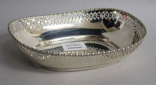 A George V pierced silver oval bowl, Atkin Brothers, Sheffield, 1910, 21.9cm, 10.5 oz.