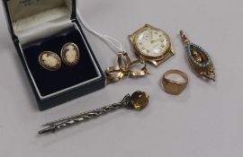 A gentlemans 9ct gold wrist watch and five other items of jewellery including 9ct gold brooch.