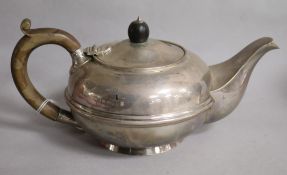 A George V silver teapot, S.W. Smith & Co, Birmingham, 1920, gross 16oz.