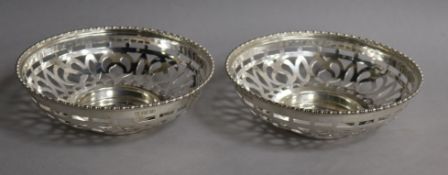 Two Edwardian silver epergne dishes, Sheffield, 1909, 15.1cm, 8 oz.