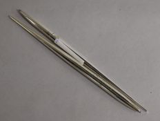 Two Garrard & Co silver pens, London, 1985, 22cm.