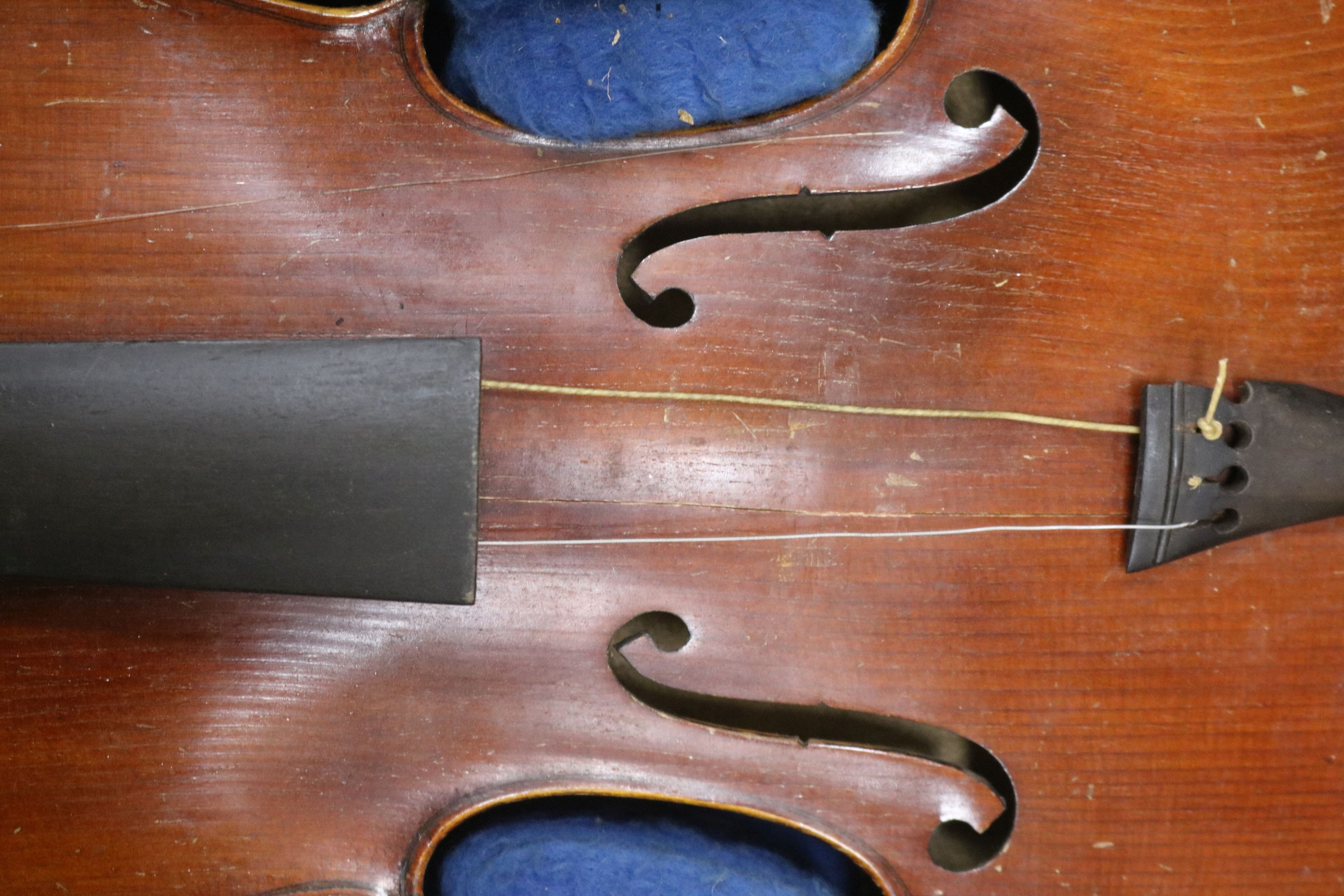 A cased violin, a bow etc - Bild 3 aus 9