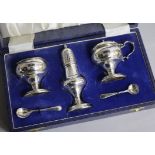 A cased silver three piece condiment set with two spoons, Mappin & Webb, Birmingham, 1976.