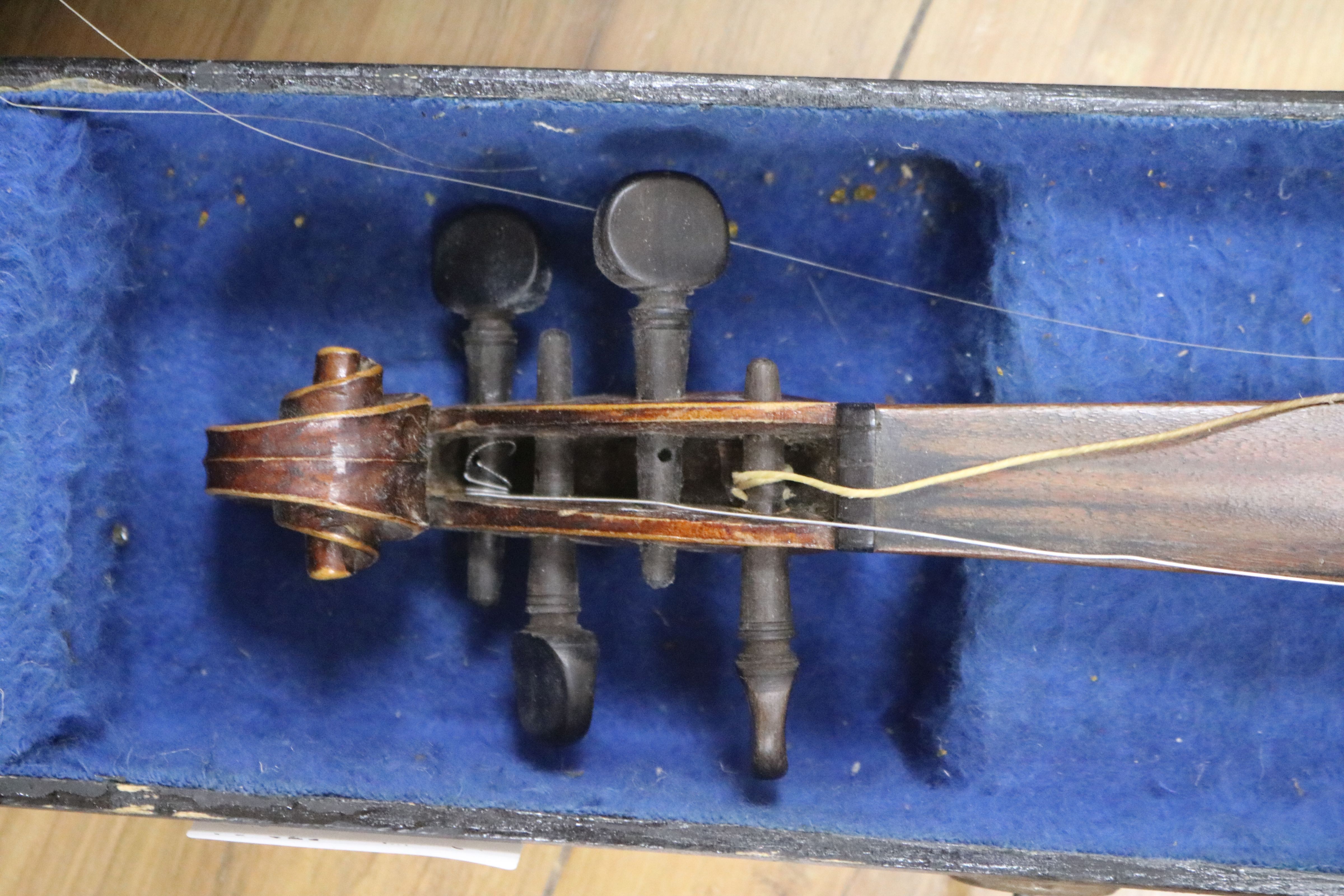 A cased violin, a bow etc - Bild 2 aus 9