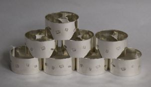 A set of eight modern silver napkin rings by Rodney C. Pettit, London, 1975, 13.5 oz.
