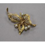 A pierced 9ct gold and cultured pearl stylised flower brooch, 45mm.