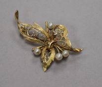 A pierced 9ct gold and cultured pearl stylised flower brooch, 45mm.