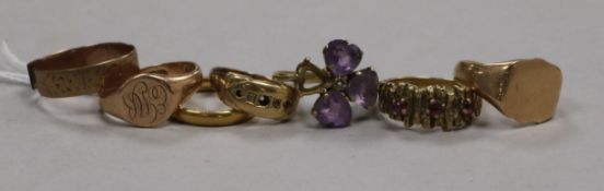 Seven assorted gold rings, including one 22ct, one 15ct and five 9ct gold.