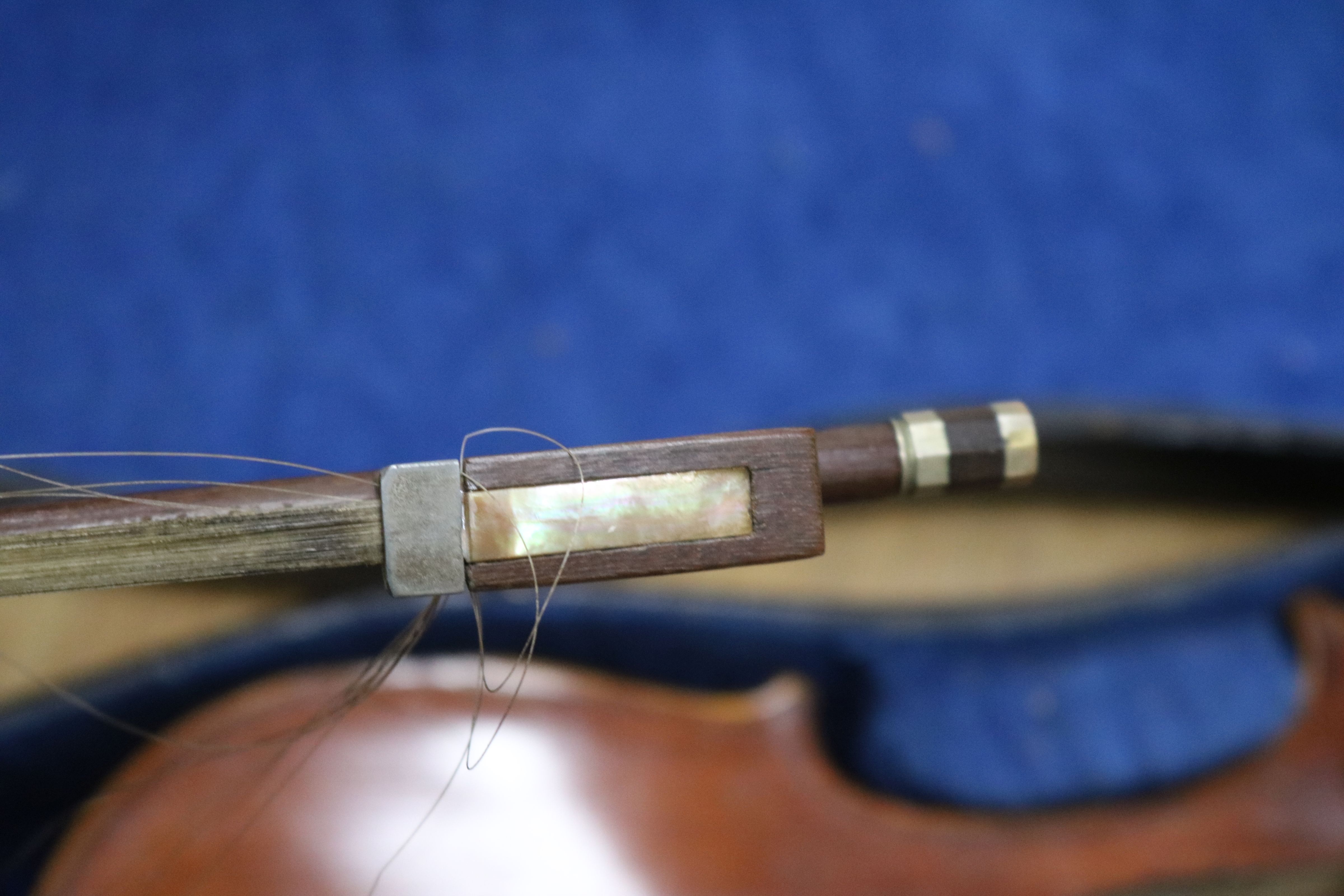 A cased violin, a bow etc - Bild 7 aus 9