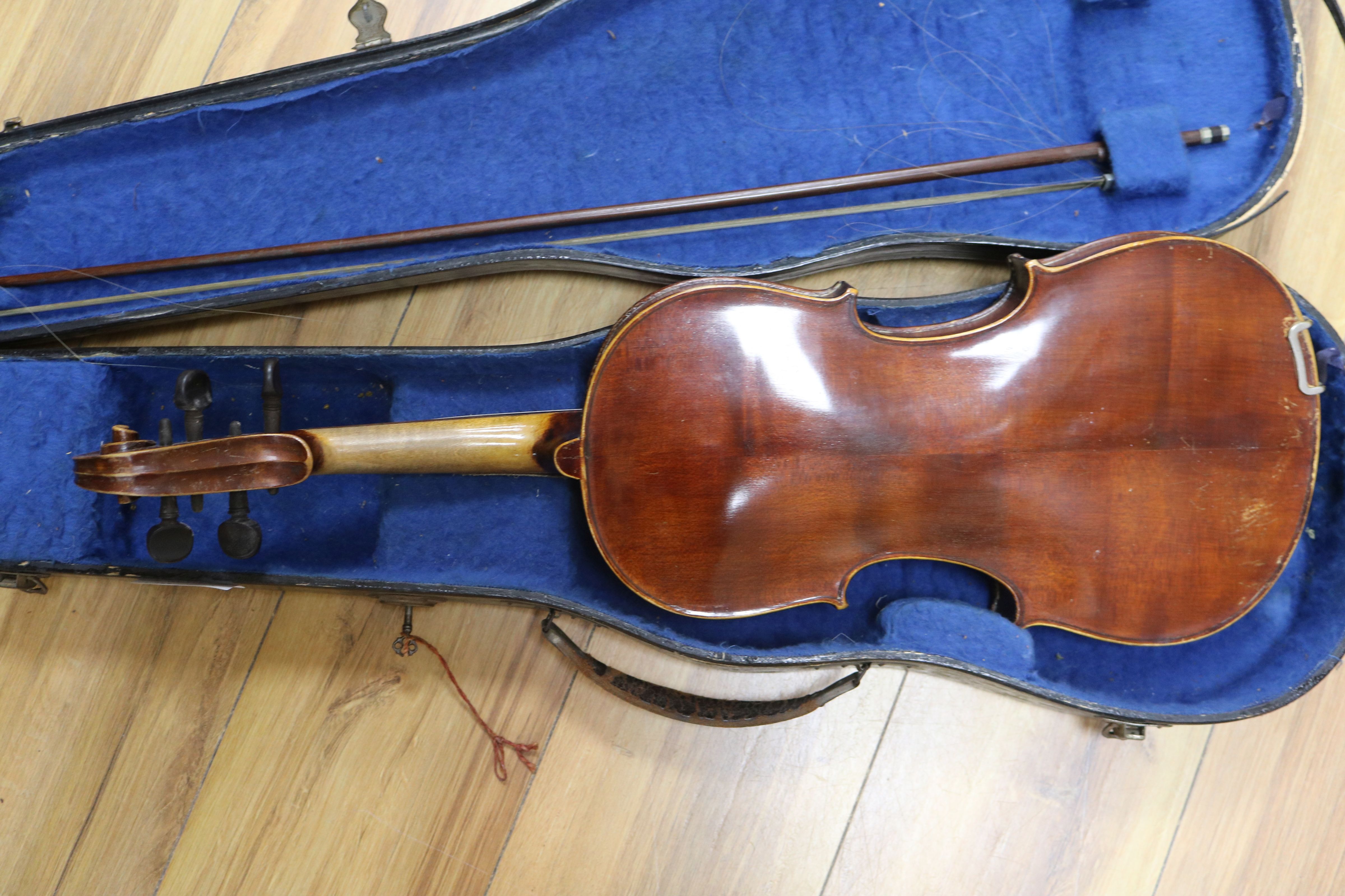 A cased violin, a bow etc - Bild 4 aus 9