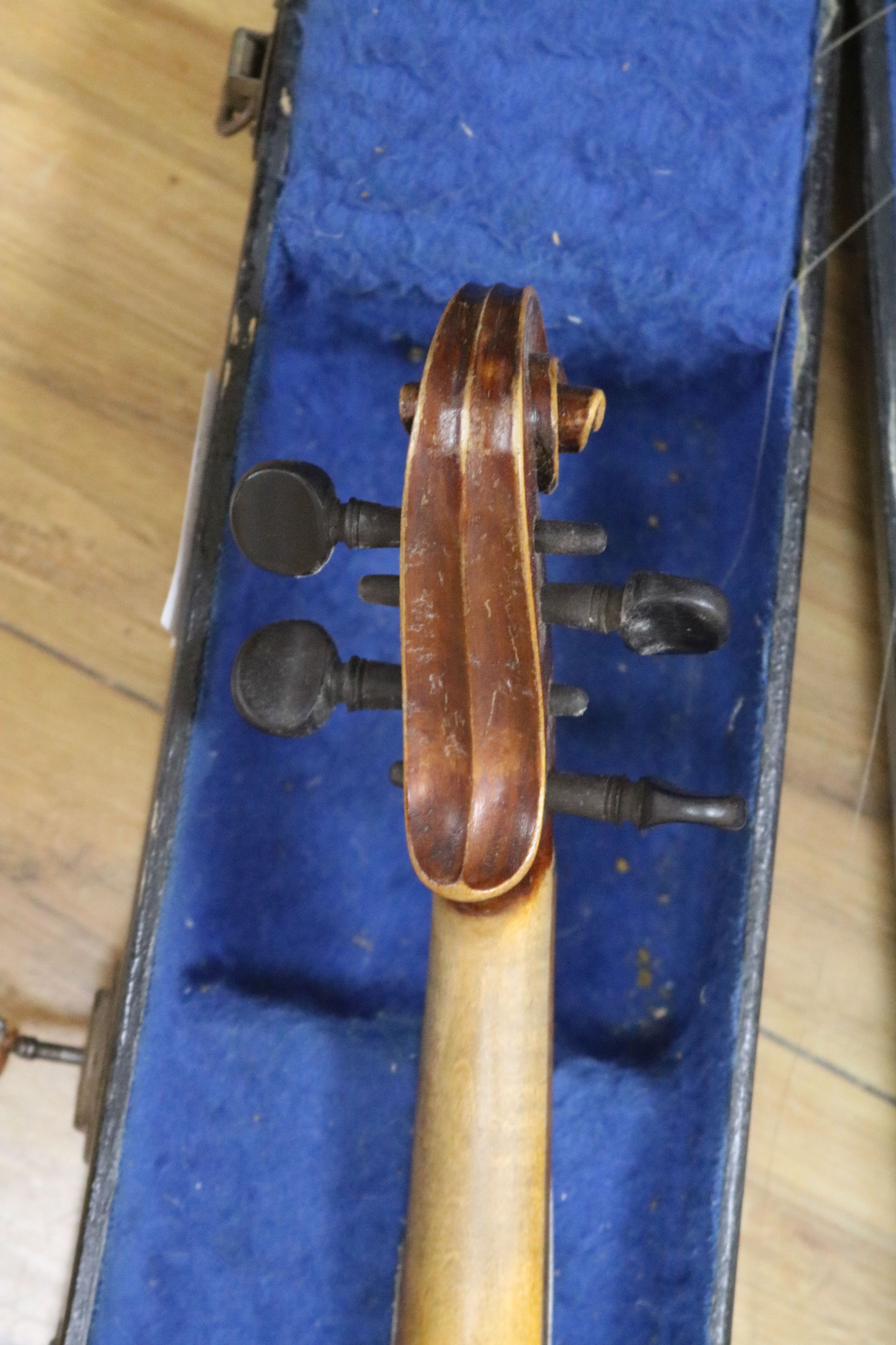 A cased violin, a bow etc - Bild 5 aus 9