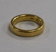 A 22ct gold wedding band, size K.