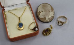 Two 9ct gold rings, two pendants and a cameo.