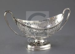 An Edwardian pierced silver two handled oval dish by William Hutton & Sons, London, 1902, width 24.