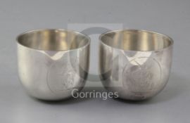 A pair of modern silver tumbler cups, William Comyns & Sons Ltd, London, 1971, height 59mm, 9 oz.