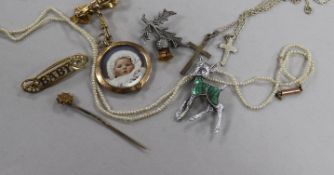 An Edwardian 9ct gold mounted portrait pendant brooch and other minor jewellery including a 15ct
