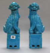 A pair of dogs of fo height 30cm