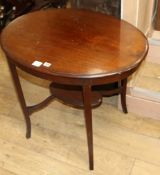 An Edwardian mahogany oval topped occasional table W.82cm