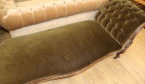 A Victorian walnut framed chaise longue W.183cm