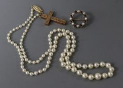 A cultured pearl necklace, a 9ct gold cross and a mounted brooch