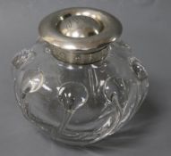 An Edwardian Art Nouveau silver mounted marble glass inkwell, London, 1901, height 10.2cm.