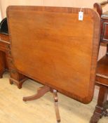 A Regency banded mahogany breakfast table W.125cm