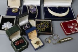 A small group of assorted jewellery including silver and a yellow metal and pietra dura brooch.