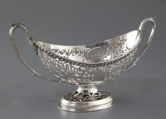 An Edwardian pierced silver two handled oval dish by William Hutton & Sons, London, 1902, width 24.