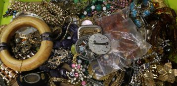 A quantity of assorted costume jewellery.