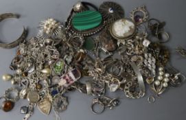 A quantity of assorted mainly silver jewellery, including malachite and filligree.