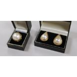 An 14ct gold and mabe pearl ring and a pair of 9ct gold and mabe pearl pear shaped earclips.