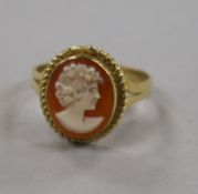 An 18ct gold and oval cameo ring, size N.