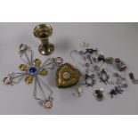 A quantity of assorted costume jewellery.