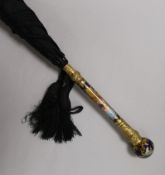 A gilt and porcelain-handled umbrella L.88cm.