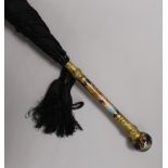 A gilt and porcelain-handled umbrella L.88cm.