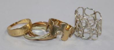 Four assorted gold/white metal rings including 9ct(2) and 18ct(1).
