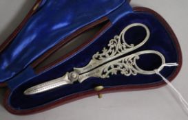 A cased pair of George V silver grapeshears by Levesley Brothers, Sheffield, 1910, 13.6cm.