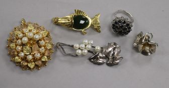 A two colour yellow metal and cultured pear brooch and five other pieces of assorted jewellery.