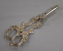 A modern pair of silver grape shears, Sanders & MacKenzie, Birmingham, 1981, 16.2cm.