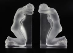 Reverie Serre-Livres/Reverie. A pair of bookends by Lalique in clear and frosted glass, signed in