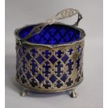 An Edwardian pierced silver sugar basket with blue glass liner, Birmingham, 1902, liner a.f.