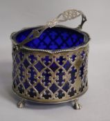 An Edwardian pierced silver sugar basket with blue glass liner, Birmingham, 1902, liner a.f.