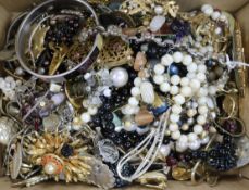 A quantity of assorted costume jewellery.