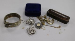 A small collection of gold and silver jewellery, including bangle and horseshoe and riding crop