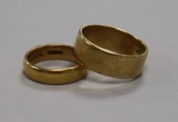 Two 18ct gold wedding bands.