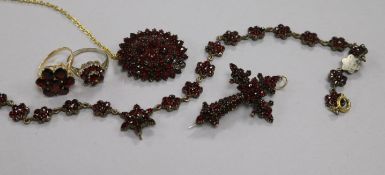 A small group of assorted garnet jewellery, including a 9ct gold ring.